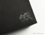 Heißprägung schwarze Folie auf schwarzem Deckel